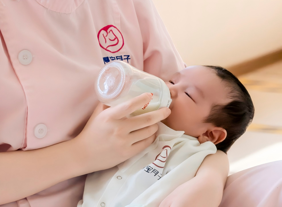 得宝月子中心科学喂养指导母乳喂养示范